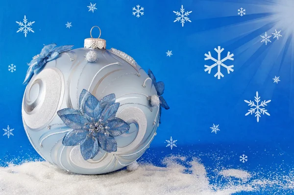 Νέο έτος μπάλα σε φόντο χειμώνα με νιφάδες χιονιού. Καλά Χριστούγεννα και Ευτυχισμένο το νέο έτος — Φωτογραφία Αρχείου