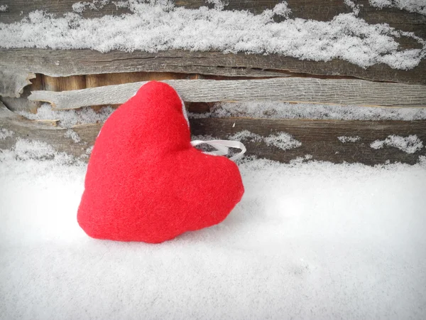 Corazón rojo sobre el fondo de madera de nieve. Concepto de San Valentín. Concepto de amor — Foto de Stock