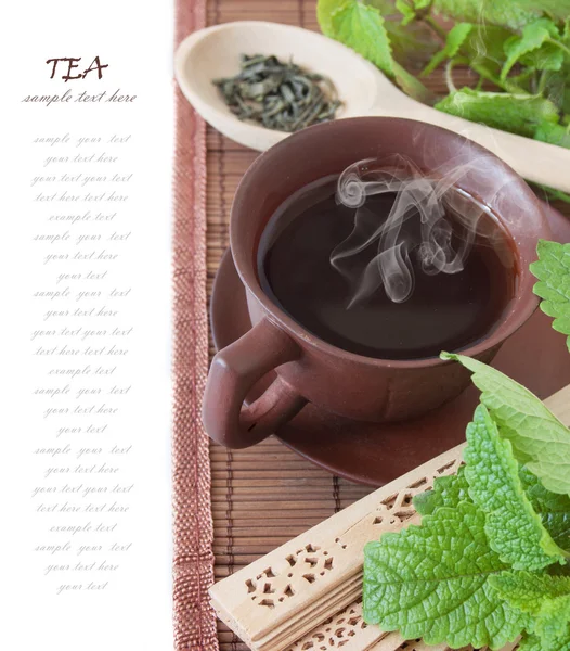 Filiżanka Herbaty Liśćmi Mięty Zielonej — Zdjęcie stockowe