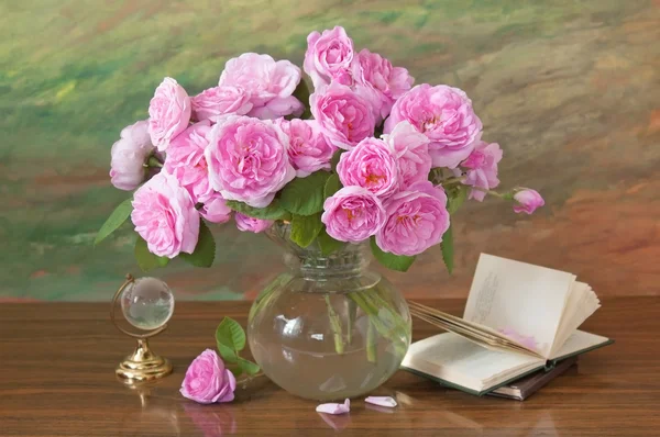День учителя (натюрморт с розами и цветами сирени букет с книгами и карта с образцом текста ) — стоковое фото