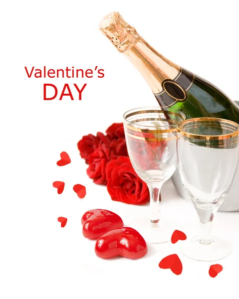白い背景にシャンパンボトルと赤いバラ あなたのテキストのためのスペースとバレンタインデーグリーティングカードのためのテンプレート — ストック写真