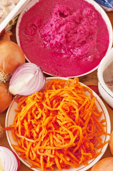 Мясо желе, конский редис и корейская морковь в тарелках с луком и салфеткой — стоковое фото