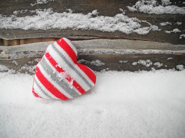 Rotes Herz Mit Schnee Auf Hölzernem Hintergrund — Stockfoto