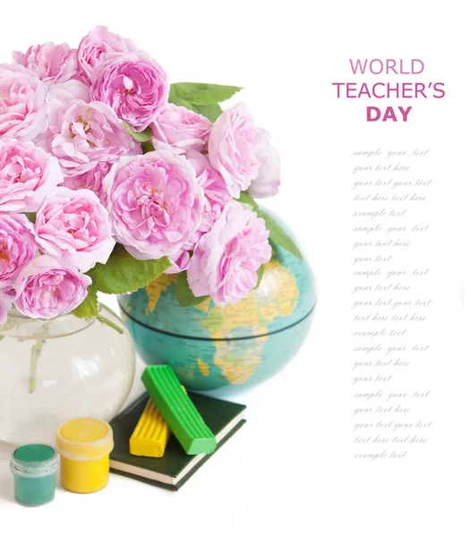 Ημέρα δασκάλου (νεκρή φύση με τριαντάφυλλα και λιλά λουλούδια μπουκέτο με βιβλία και χάρτη με δείγμα κειμένου) — Φωτογραφία Αρχείου
