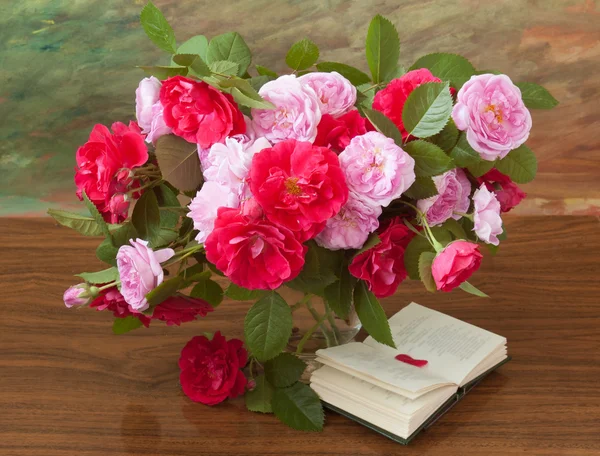 Bellissimo Bouquet Rose Libro Aperto Sfondo Legno — Foto Stock