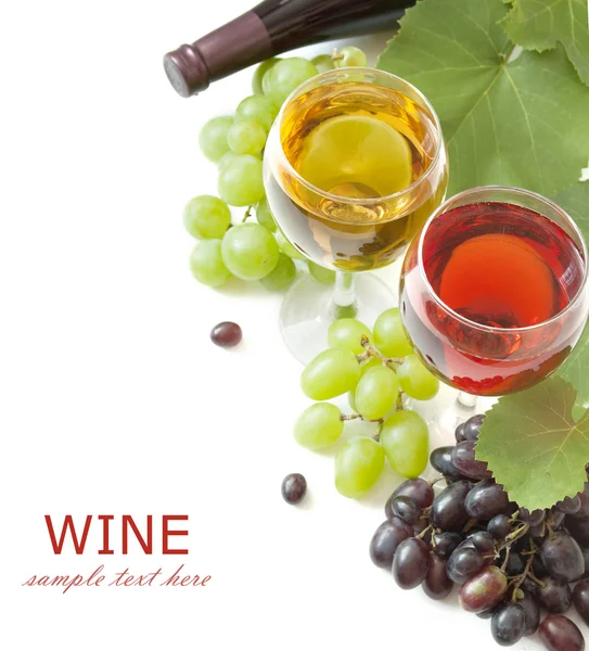 Verres Vin Raisins Sur Fond Blanc — Photo