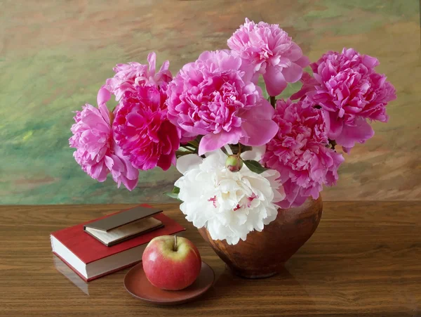 Schöne Pfingstrosenblüten Einer Vase Mit Apfel Und Büchern Auf Holzgrund — Stockfoto