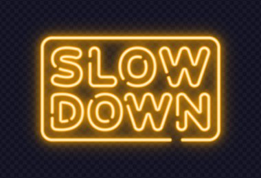 Trafik kavramları ve güvenlik mesajları için tasarlanmış yuvarlak çerçeveli sarı neon yavaşlatma işareti. Sıcaklık, karanlık geçmişlere görüş ve sakinlik katar. Vektör illüstrasyonu