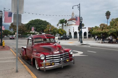 Santa Barbara, Kaliforniya, ABD 28 Eylül 2025. Gutierrez caddesinde klasik kırmızı Chevrolet kamyonet.