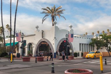 Santa Barbara, Kaliforniya, ABD 28 Eylül 2025. Devlet ve Ortega caddelerinin kesiştiği yer