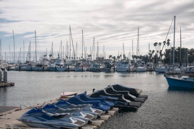 Santa Barbara, Kaliforniya, ABD 29 Eylül 2025. Rıhtımda kiralık jet botlar