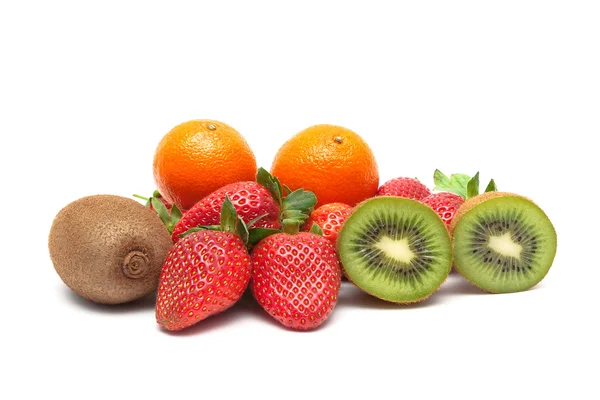 Φράουλα, μανταρίνι και ακτινίδιο closeup που απομονώνονται σε λευκό backgro — Φωτογραφία Αρχείου