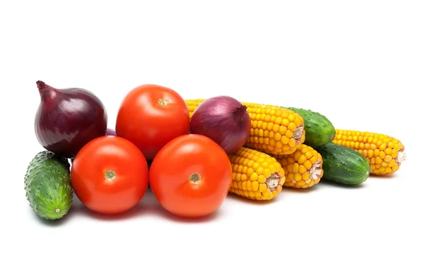 Tomates e outros legumes em um fundo branco close-up — Fotografia de Stock