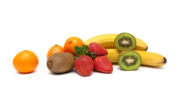 Клубника и другие фрукты крупным планом на белом фоне — стоковое фото