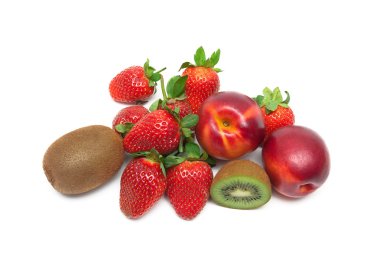 çilek, kivi ve nektarin beyaz bir arka plan üzerinde