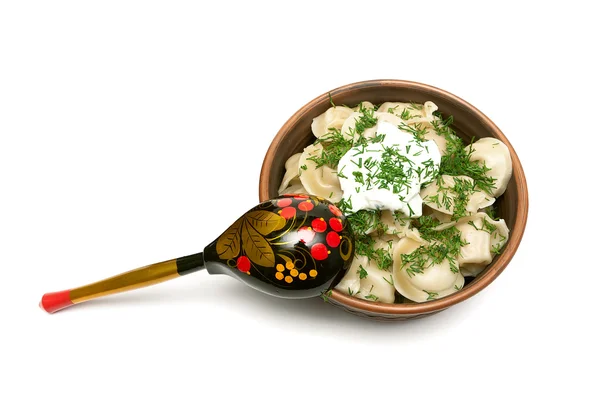 Russische dumplings met zure room en dille. — Stockfoto