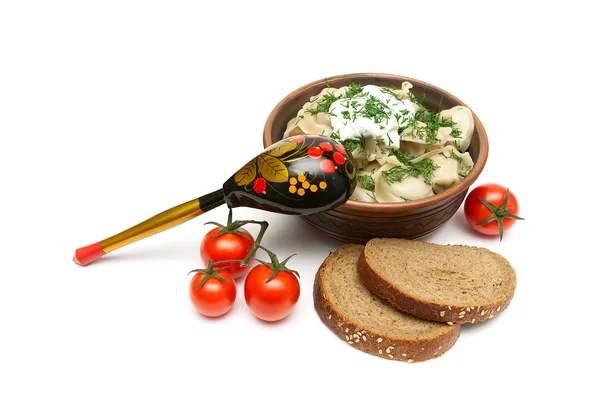 Bolinhos russos, tomates cereja e pão . — Fotografia de Stock