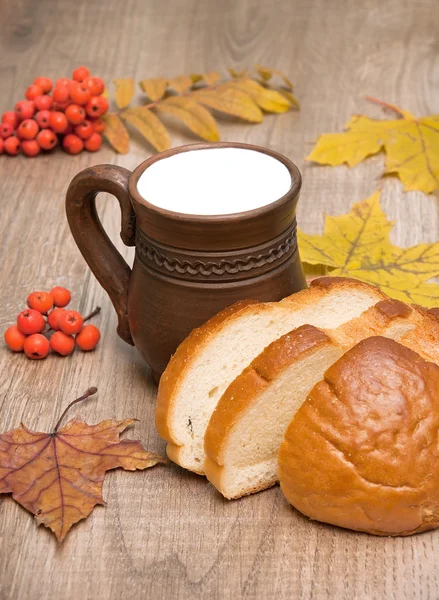 Tasse Milch und Brot auf Holzgrund — Stockfoto