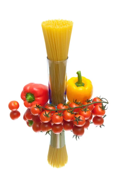 Spaghetti, Kirschtomaten und Paprika auf weißem Hintergrund — Stockfoto