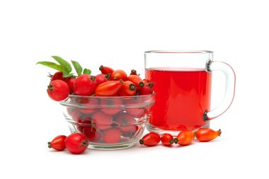 Rose hips ve alıç çilek ve içecek bir fincan beyaz bir bac üzerinde