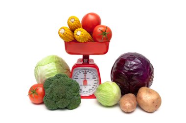 Taze sebze ve beyaz arka plan kapatma mutfak Terazi-