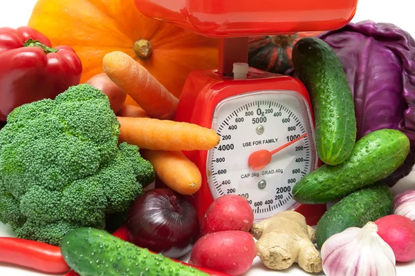 Verduras frescas maduras y escala de cocina primer plano — Foto de Stock