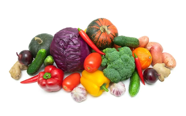 Légumes frais mûrs sur fond blanc — Photo