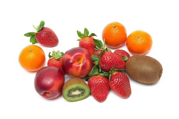 Frutas y bayas frescas maduras sobre un fondo blanco —  Fotos de Stock