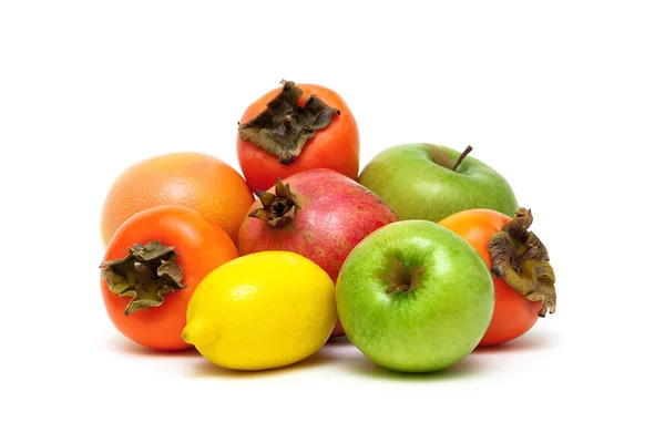 Frutas frescas aisladas sobre fondo blanco — Foto de Stock