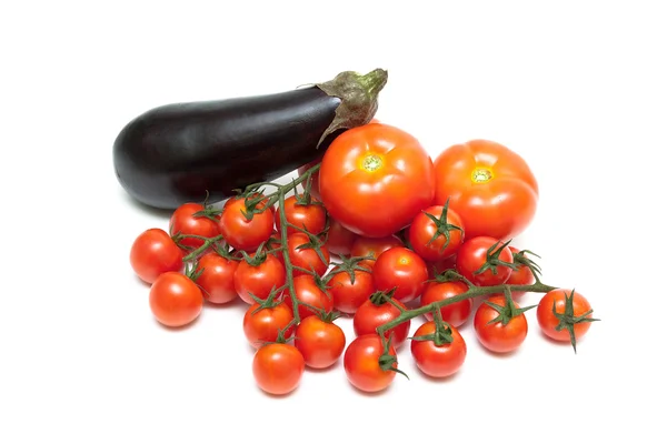 Aubergine och mogna tomater närbild på vit bakgrund — Stockfoto