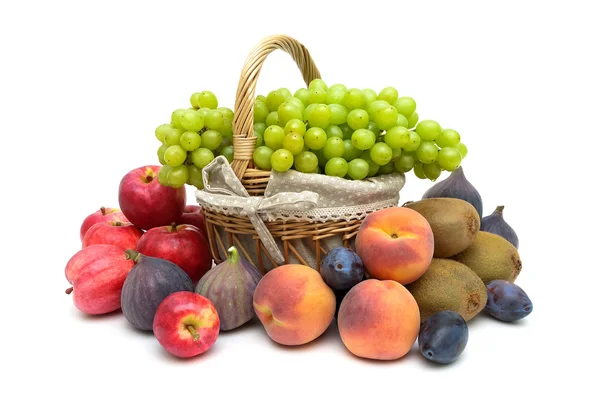 Uvas verdes y otras frutas aisladas sobre fondo blanco — Foto de Stock