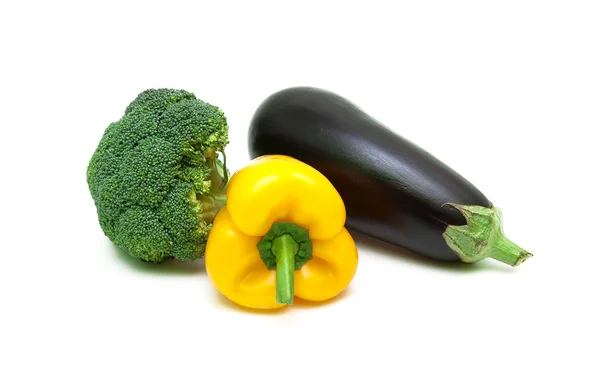 Melanzane mature, peperoni gialli e broccoli isolati su bac bianco — Foto Stock