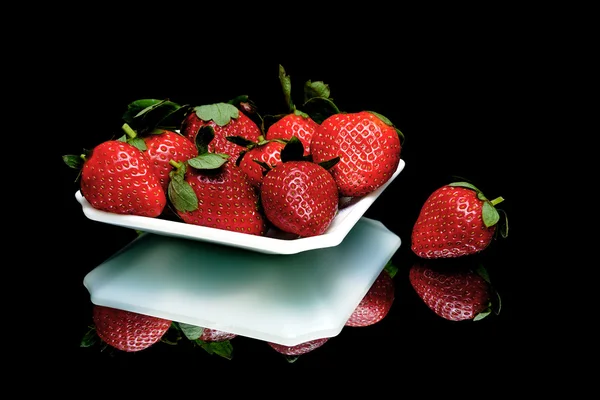 Rijpe sappige aardbeien close-up op een zwarte achtergrond — Stockfoto