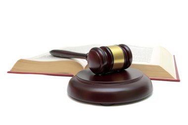 Tokmak ve beyaz arka plan üzerinde izole açık kitap