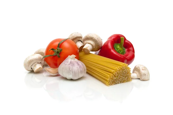 Грибы, овощи и макароны на белом фоне — стоковое фото