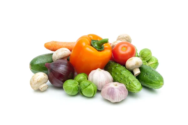 Gemüse und Pilze isoliert auf weißem Hintergrund — Stockfoto