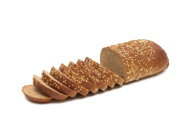 Beyaz bir arka plan üzerinde parçalar halinde kesilmiş ekmek