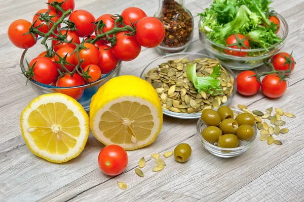 Vers voedsel te koken groente salade op een houten achtergrond — Stockfoto