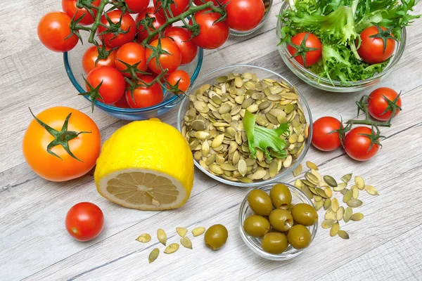 Zutaten für die Zubereitung von Gemüsesalat auf einem Holzrücken — Stockfoto