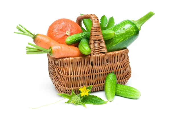 Свежие овощи в корзине изолированы на белом фоне — стоковое фото