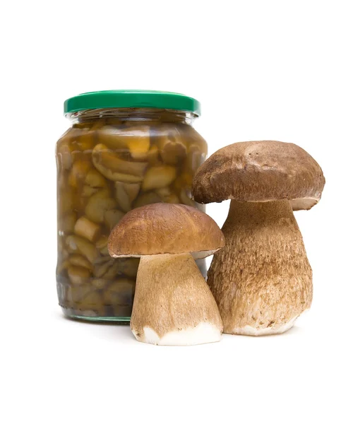 鲜蘑和腌制的蘑菇在玻璃罐中。白色 — 图库照片