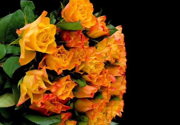 Bouquet of roses on the mirror surface. black background. — Stock Photo, Image