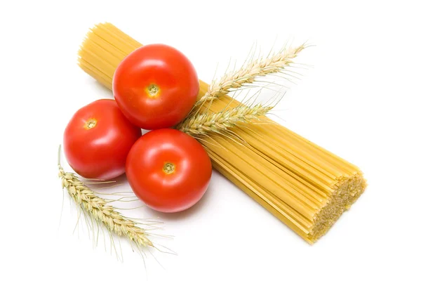 Tomates, espaguetis y espigas de trigo sobre fondo blanco — Foto de Stock