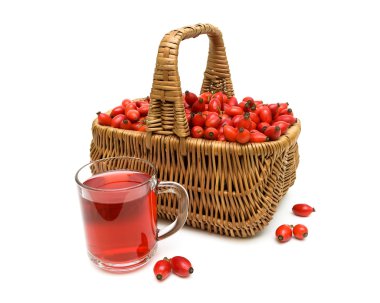 çilek, yaban gülü ve bir bardak kupa içki sepeti bir