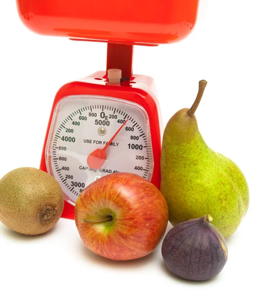 Fruits mûrs et balances de cuisine sur fond blanc — Photo