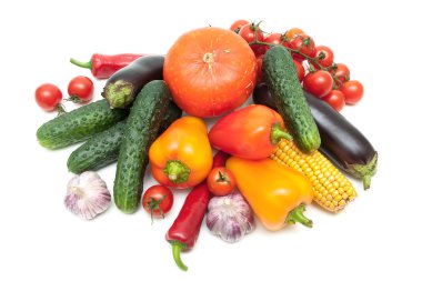 Olgun sebzeler beyaz arka planda izole edilmiş