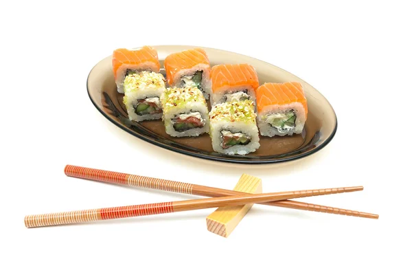 Japanische Küche - Brötchen und Stäbchen. weißer Hintergrund. — Stockfoto