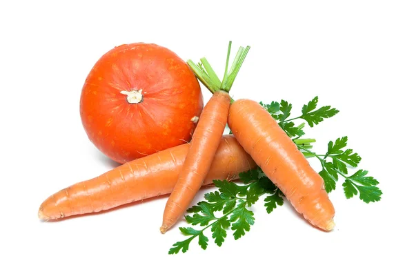 Zanahorias y calabaza aisladas sobre fondo blanco —  Fotos de Stock