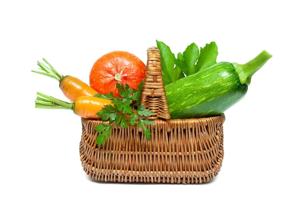 Овощи в корзине на белом фоне — стоковое фото
