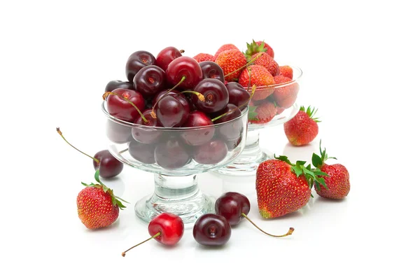 在白色背景上的草莓和樱桃的特写 — 图库照片